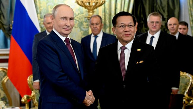 Президент РФ Владимир Путин и президент Мьянмы Мин Аун Хлайн во время встречи в Москве