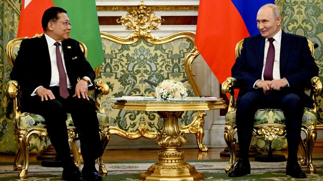 Президент РФ Владимир Путин и президент Мьянмы Мин Аун Хлайн во время встречи в Москве