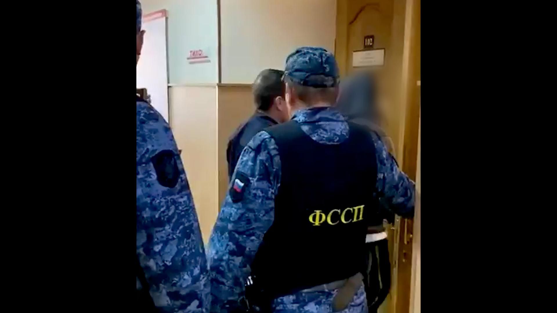 Девушка, напавшая с ножом на двух сестер, в здании суда Девушка, напавшая с ножом на двух сестер, в здании суда - РИА Новости, 1920, 18.08.2026