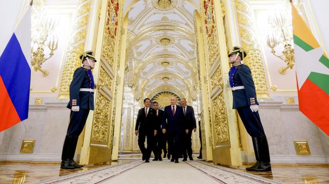Президент РФ Владимир Путин и президент Мьянмы Мин Аун Хлайн перед началом рабочего завтрака в рамках встречи в Москве
