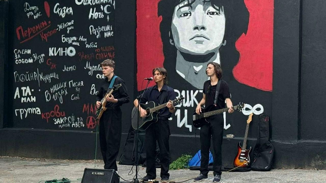 Стена памяти рок-музыканта Виктора Цоя и группы Кино в Кишиневе Стена памяти рок-музыканта Виктора Цоя и группы Кино в Кишиневе - РИА Новости, 1920, 18.08.2026