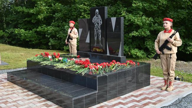 Памятник героям СВО открыли в Беломорске