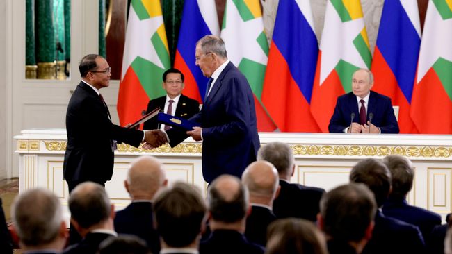 Президент России Владимир Путин и президент Мьянмы Мин Аун Хлайн на церемонии подписания документов по итогам переговоров в Москве