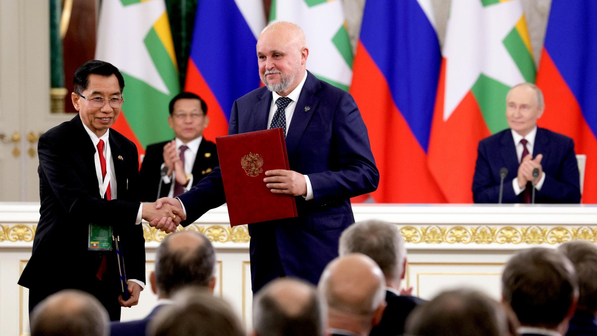 Министр энергетики РФ Сергей Цивилёв и министр электроэнергетики и энергетики Мьянмы Коу Коу Лвин подписывают меморандум О взаимопонимании в сфере энергетики, нефти и газа - РИА Новости, 1920, 18.08.2026
