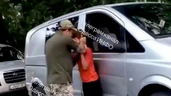 Сотрудник военкомата в Одессе поймал подростка, бросавшего камни в микроавтобус военкомата Сотрудник военкомата в Одессе поймал подростка, бросавшего камни в микроавтобус военкомата - РИА Новости, 1920, 18.08.2026