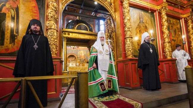 Патриарх Московский и всея Руси Кирилл во время молебна в Архангельском соборе Московского Кремля у мощей благоверного князя Димитрия Донского