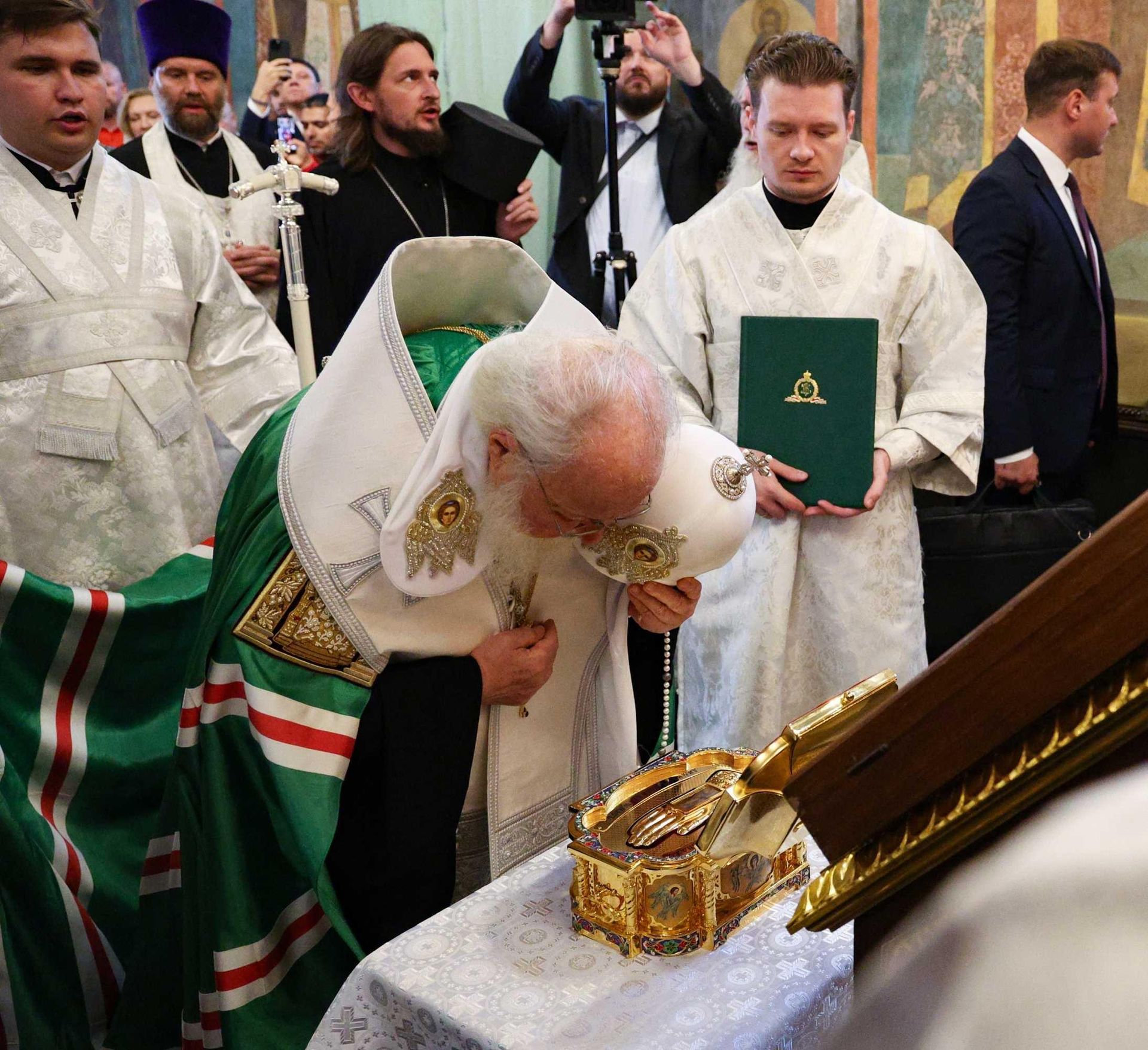 Патриарх Московский и всея Руси Кирилл у мощей благоверного князя Димитрия Донского в Архангельском соборе Московского Кремля Патриарх Московский и всея Руси Кирилл у мощей благоверного князя Димитрия Донского в Архангельском соборе Московского Кремля - РИА Новости, 1920, 18.08.2026