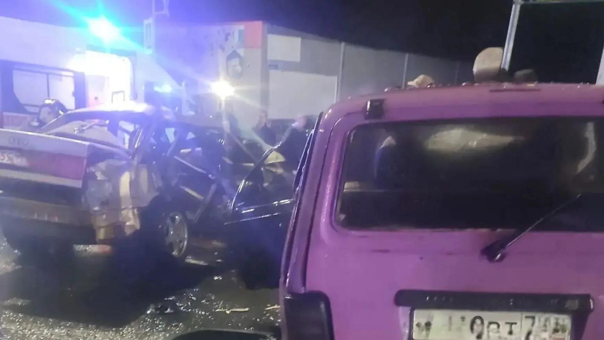 На месте столкновения двух автомобилей и мотоцикла под Светогорском Ленинградской области - РИА Новости, 1920, 19.08.2026