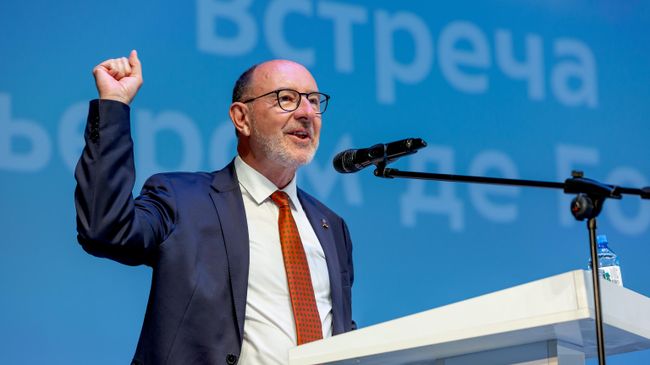 Пьер де Голль во время встречи с орлятами 