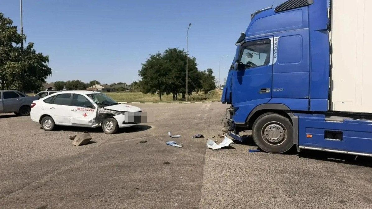 Автомобиль скорой помощи столкнулся с грузовиком на автодороге в Ставропольском крае Автомобиль скорой помощи столкнулся с грузовиком на автодороге в Ставропольском крае - РИА Новости, 1920, 19.08.2026