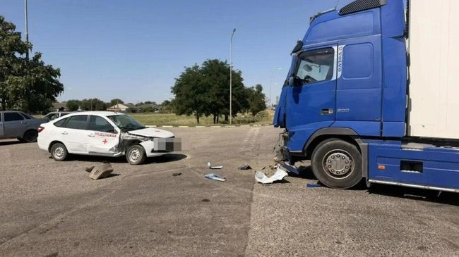 Автомобиль скорой помощи столкнулся с грузовиком на автодороге в Ставропольском крае