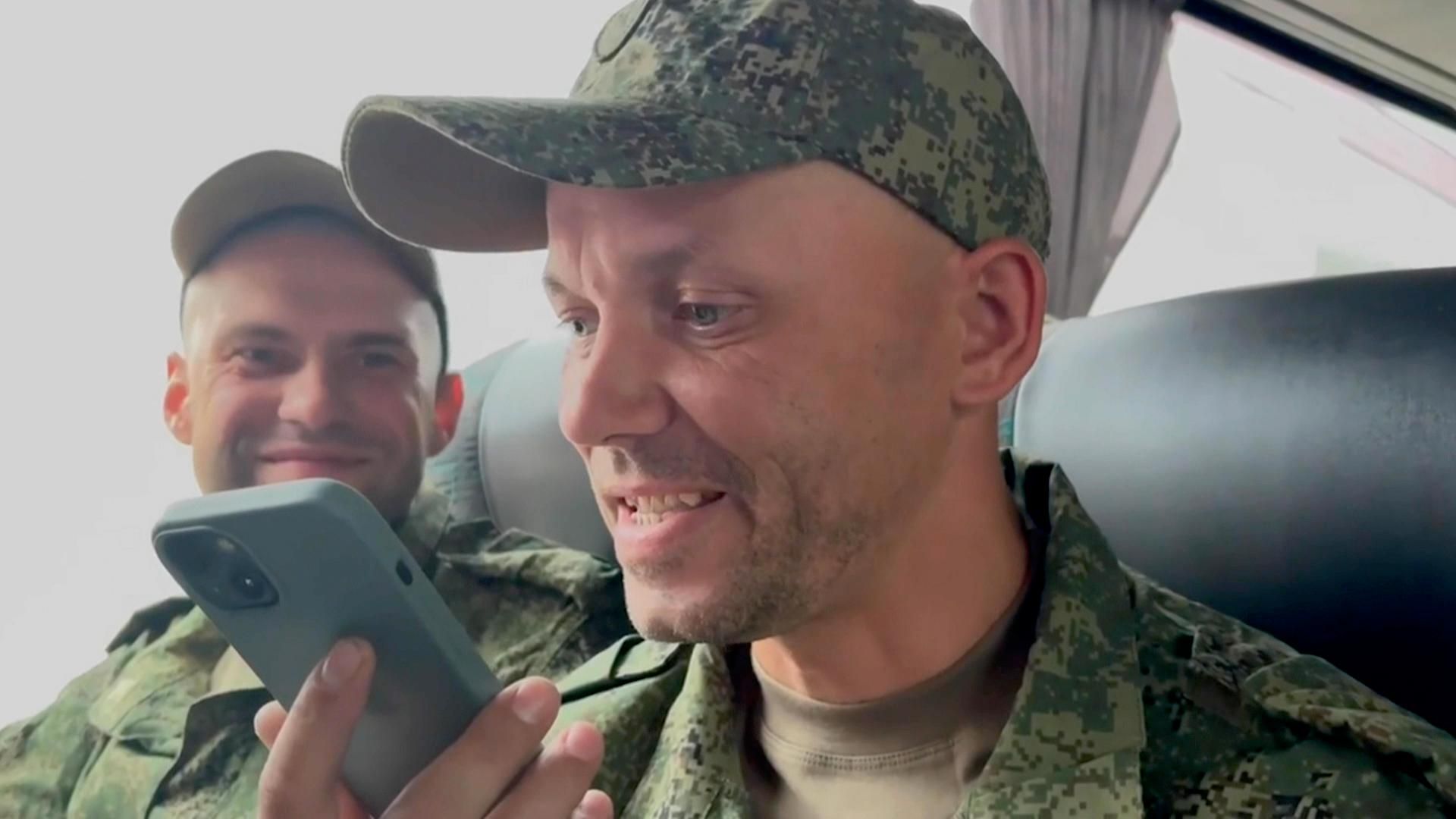 Доча, скоро буду дома. Освобожденные бойцы созвонились с родными после обмена - РИА Новости, 1920, 19.08.2026