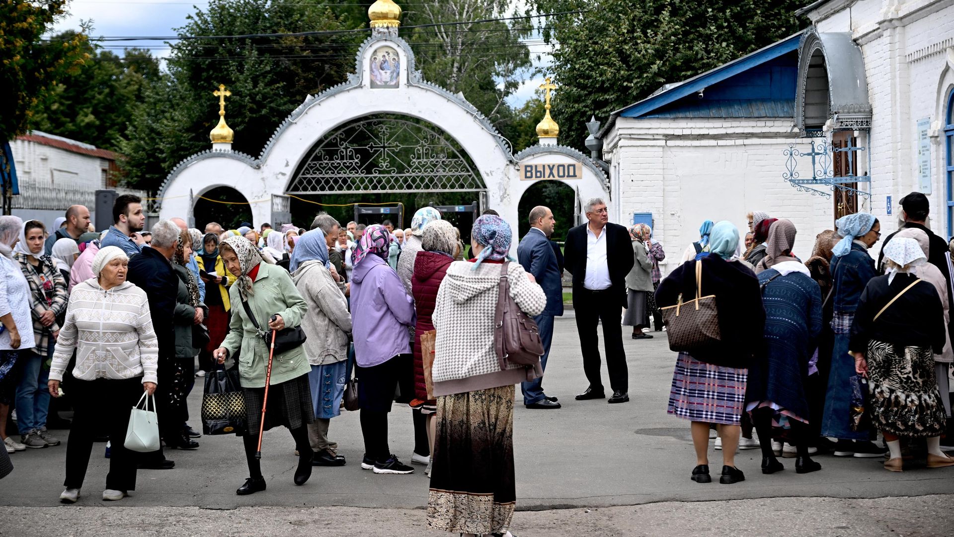 Верующие на территории Введенского собора перед церемонией встречи мощей святителя Спиридона Тримифунтского в Чебоксарах Верующие на территории Введенского собора перед церемонией встречи мощей святителя Спиридона Тримифунтского в Чебоксарах - РИА Новости, 1920, 20.08.2026