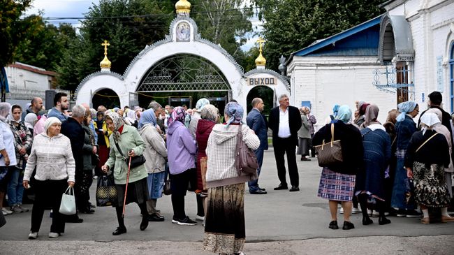Верующие на территории Введенского собора перед церемонией встречи мощей святителя Спиридона Тримифунтского в Чебоксарах Верующие на территории Введенского собора перед церемонией встречи мощей святителя Спиридона Тримифунтского в Чебоксарах