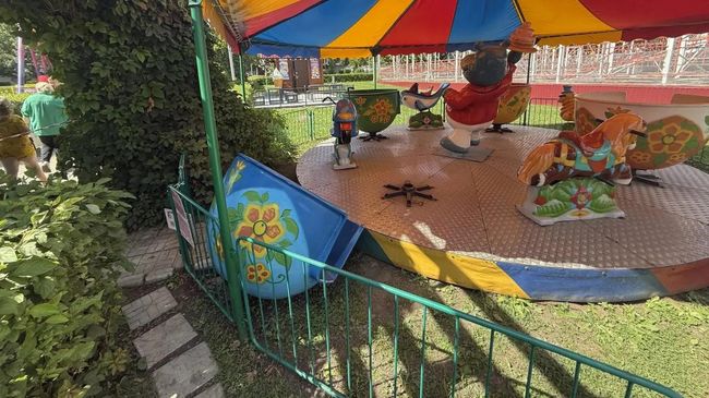 Чаша, оторвавшаяся от детского аттракциона в Барнауле