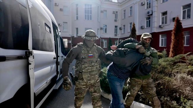 Кадры задержания россиянина, подозреваемого в госизмене