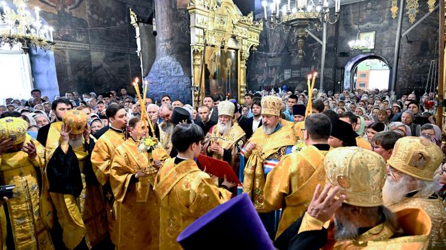 Молебен у мощей святителя Спиридона Тримифунтского в Введенском соборе в Чебоксарах