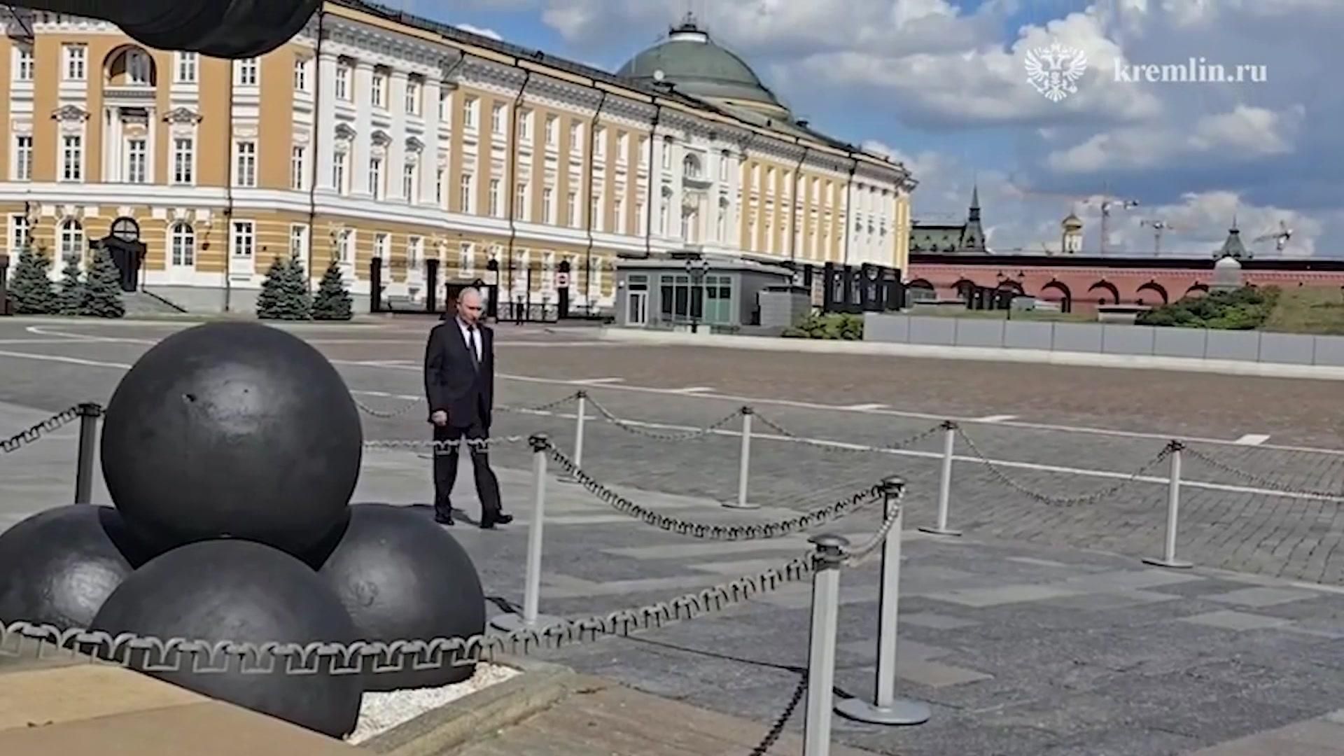 Путин в Архангельском соборе Московского Кремля Путин в Архангельском соборе Московского Кремля - РИА Новости, 1920, 20.08.2026