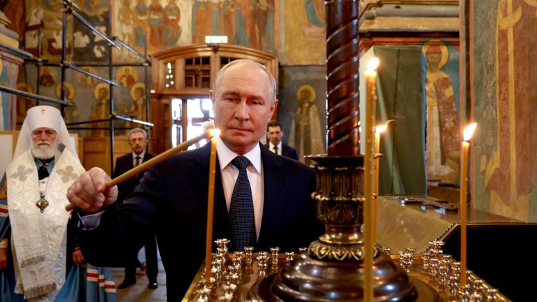 Президент РФ Владимир Путин на мобелене в Архангельском соборе Московского Кремля Президент РФ Владимир Путин на мобелене в Архангельском соборе Московского Кремля