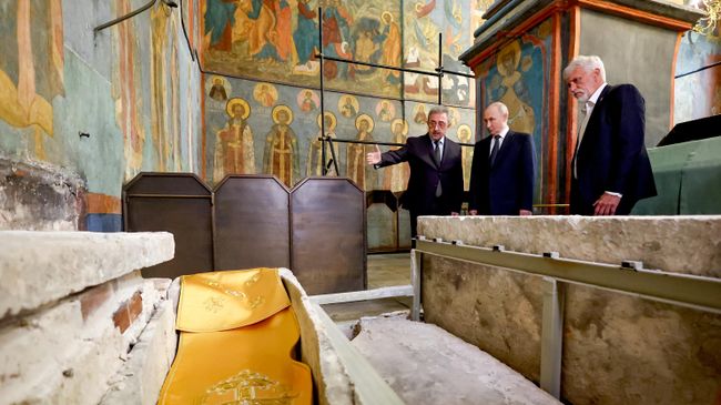 Президент РФ Владимир Путин у раки с мощами святого князя-воина Дмитрия Донского в Архангельском соборе Московского Кремля. 20 августа 2026
