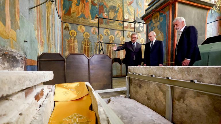 Президент РФ Владимир Путин у раки с мощами святого князя-воина Дмитрия Донского в Архангельском соборе Московского Кремля Президент РФ Владимир Путин у раки с мощами святого князя-воина Дмитрия Донского в Архангельском соборе Московского Кремля