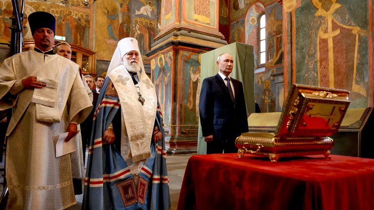 Президент РФ Владимир Путин на мобелене в Архангельском соборе Московского Кремля Президент РФ Владимир Путин на мобелене в Архангельском соборе Московского Кремля