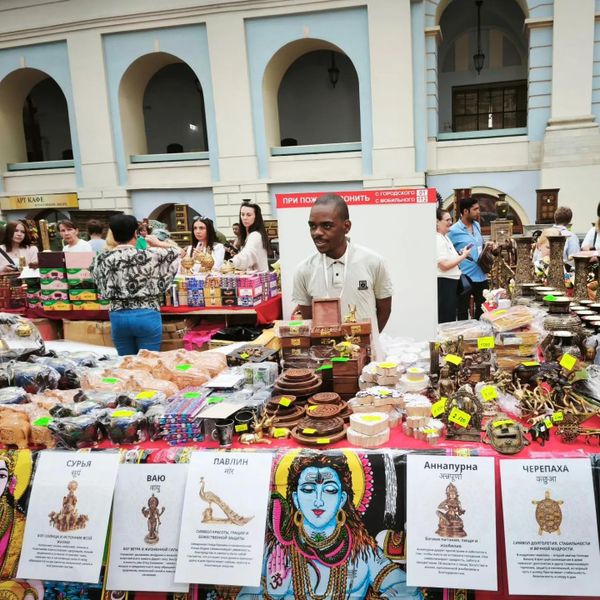 Торговля товарами на Днях Индии в Москве