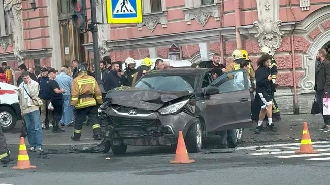 Последствия ДТП на Невском проспекте в Санкт-Петербурге