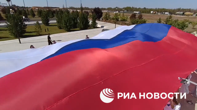 Стометровый флаг России развернули на месте приземления Гагарина 