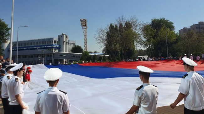 Самый большой флаг России развернули в Ростове-на-Дону