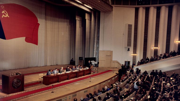 На заседании чрезвычайной сессии ВС РСФСР, 22 августа 1991 года