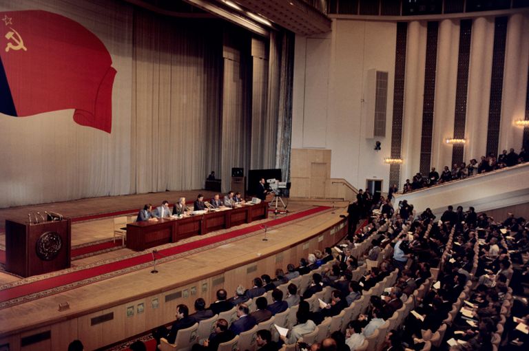 На заседании чрезвычайной сессии ВС РСФСР, 22 августа 1991 года На заседании чрезвычайной сессии ВС РСФСР, 22 августа 1991 года