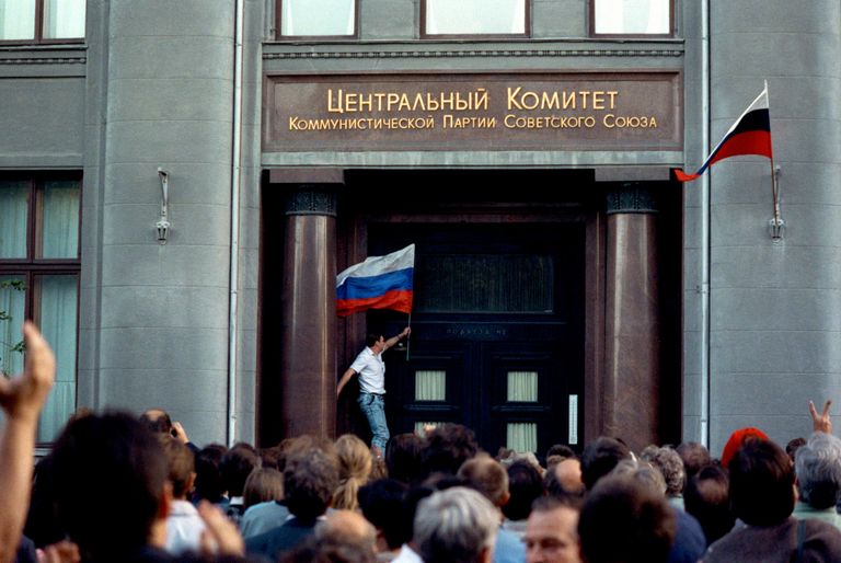 Митинг у опечатанного здания ЦК КПСС и МГК КПСС после провала путча 23 августа 1991 года Митинг у опечатанного здания ЦК КПСС и МГК КПСС после провала путча 23 августа 1991 года