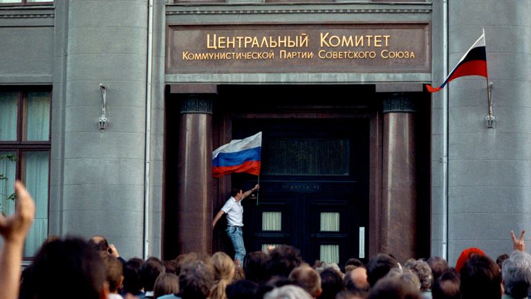 Митинг у опечатанного здания ЦК КПСС и МГК КПСС после провала путча 23 августа 1991 года