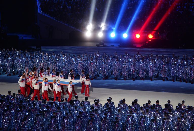 Российские медалисты выносят российский флаг во время церемонии закрытия XXII зимних Олимпийских игр в Сочи Российские медалисты выносят российский флаг во время церемонии закрытия XXII зимних Олимпийских игр в Сочи