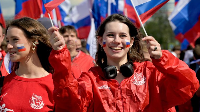 Торжественная акция с флагами на ВДНХ в Москве ко Дню Государственного флага РФ