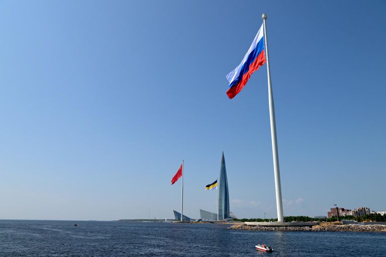 Церемония подъёма государственных флагов Российской Федерации, СССР и Российской империи на береговой линии у парка 300-летия Санкт-Петербурга Церемония подъёма государственных флагов Российской Федерации, СССР и Российской империи на береговой линии у парка 300-летия Санкт-Петербурга