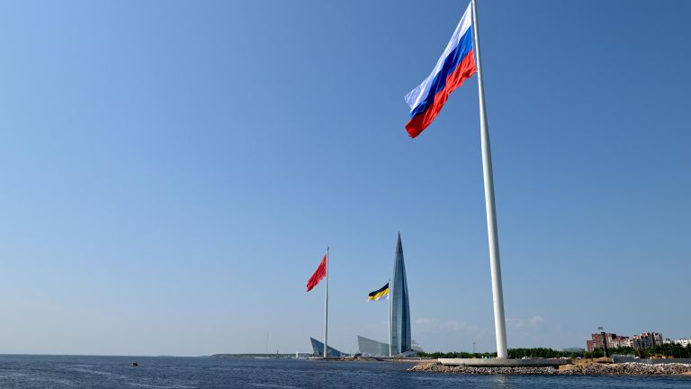 Церемония подъёма государственных флагов Российской Федерации, СССР и Российской империи на береговой линии у парка 300-летия Санкт-Петербурга