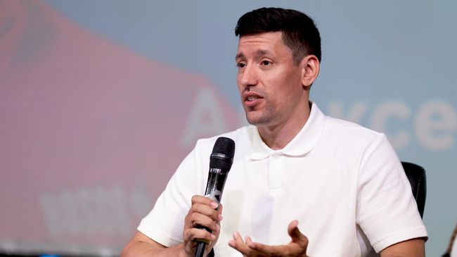 Заслуженный мастер спорта по тхэквондо Алексей Денисенко во время творческой встречи с орлятами