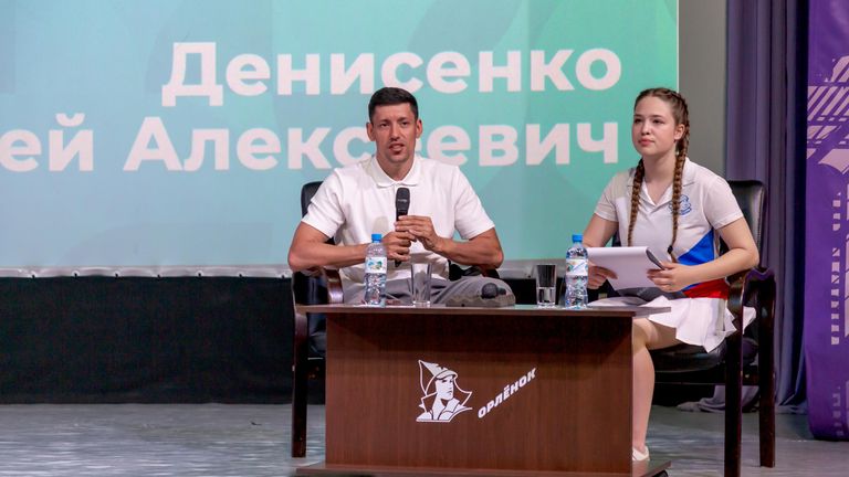 Алексей Денисенко, заслуженный мастер спорта по тхэквондо во время творческой встречи с орлятами