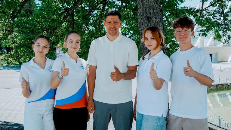 Олимпийский чемпион Алексей Денисенко во время встречи с медиаотрядом Орленка
