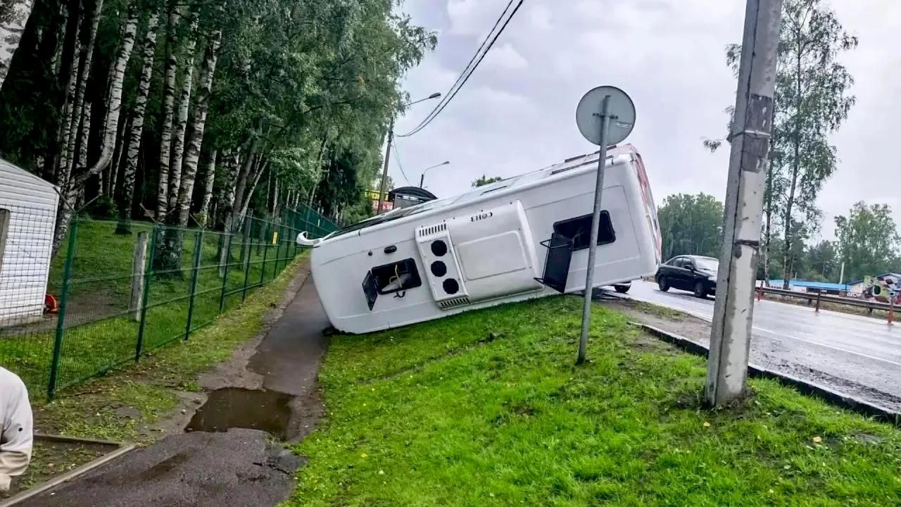 Последствие ДТП с участием рейсового автобуса в Ленинградской области Последствие ДТП с участием рейсового автобуса в Ленинградской области - РИА Новости, 1920, 21.08.2026