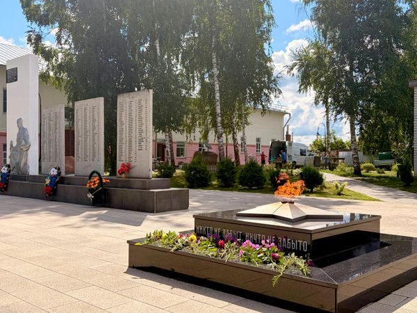 Мемориальный комплекс с Вечным огнем Мемориальный комплекс с Вечным огнем