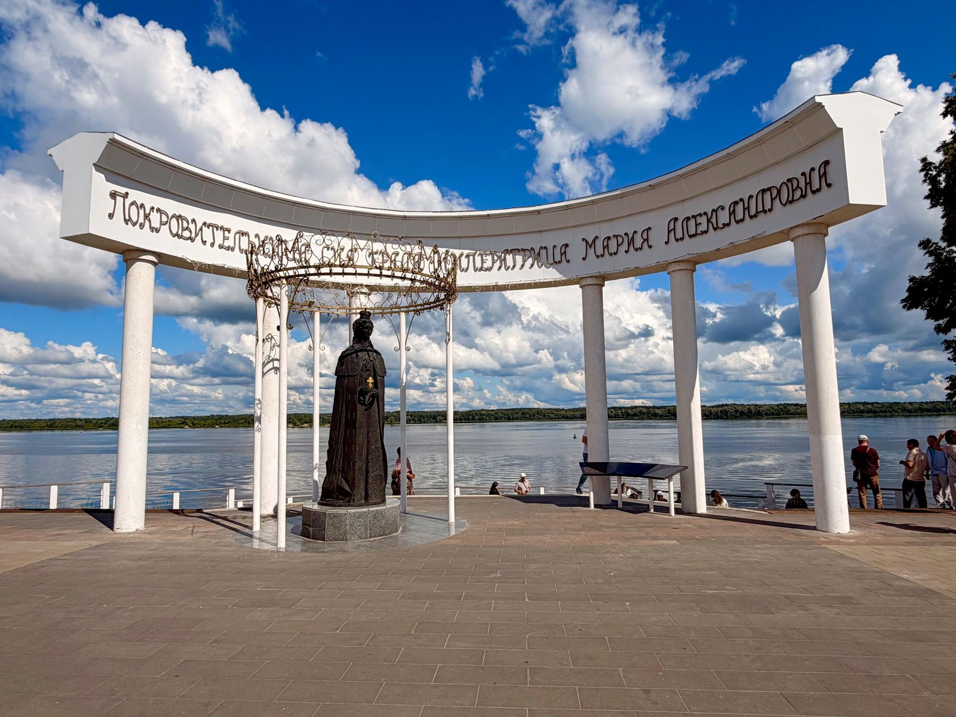 Памятник императрице Марии Александровне в городе Мариинский Посад Памятник императрице Марии Александровне в городе Мариинский Посад