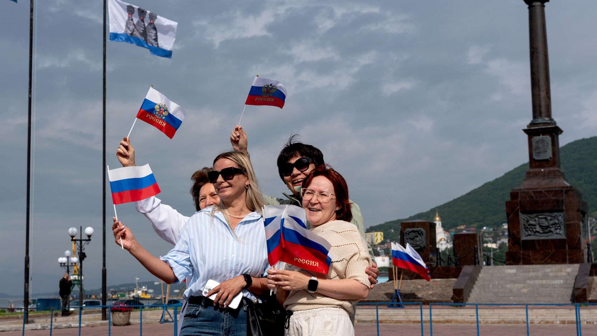 Участницы празднования Дня Государственного флага РФ на площади у стелы Город воинской славы в Петропавловске-Камчатском Участницы празднования Дня Государственного флага РФ на площади у стелы Город воинской славы в Петропавловске-Камчатском - РИА Новости, 1920, 22.08.2026