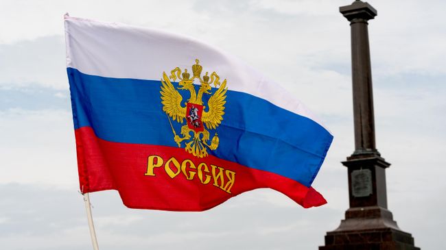 Флаг России и стела Город воинской славы