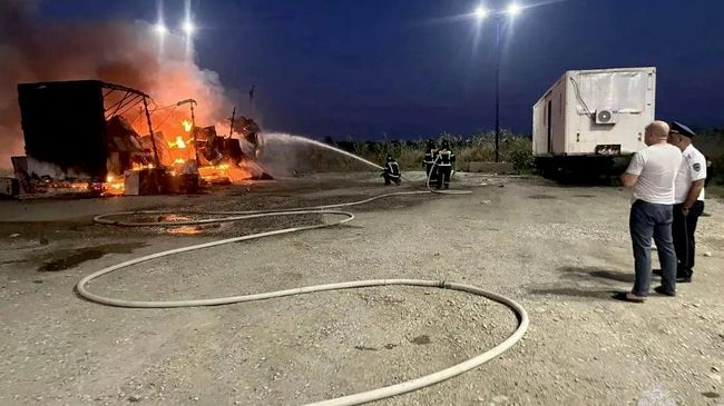 Последствия происшествия, где грузовик загорелся в Бабаюртовском районе Дагестана после падения высоковольтного провода на машину
