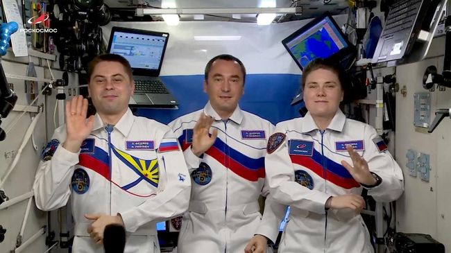 Космонавты с МКС поздравили россиян с Днем Государственного флага