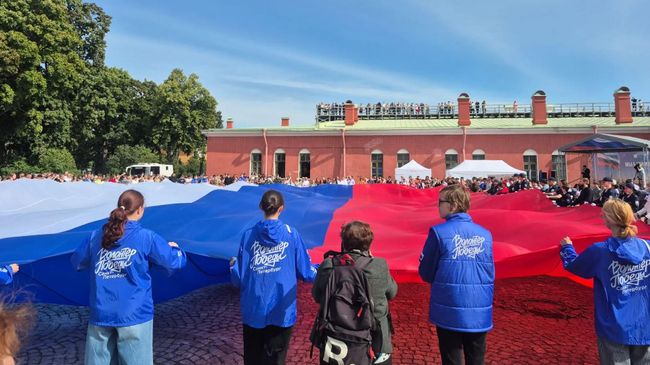 Гигантский флаг России развернули в Петропавловской крепости в Петербурге