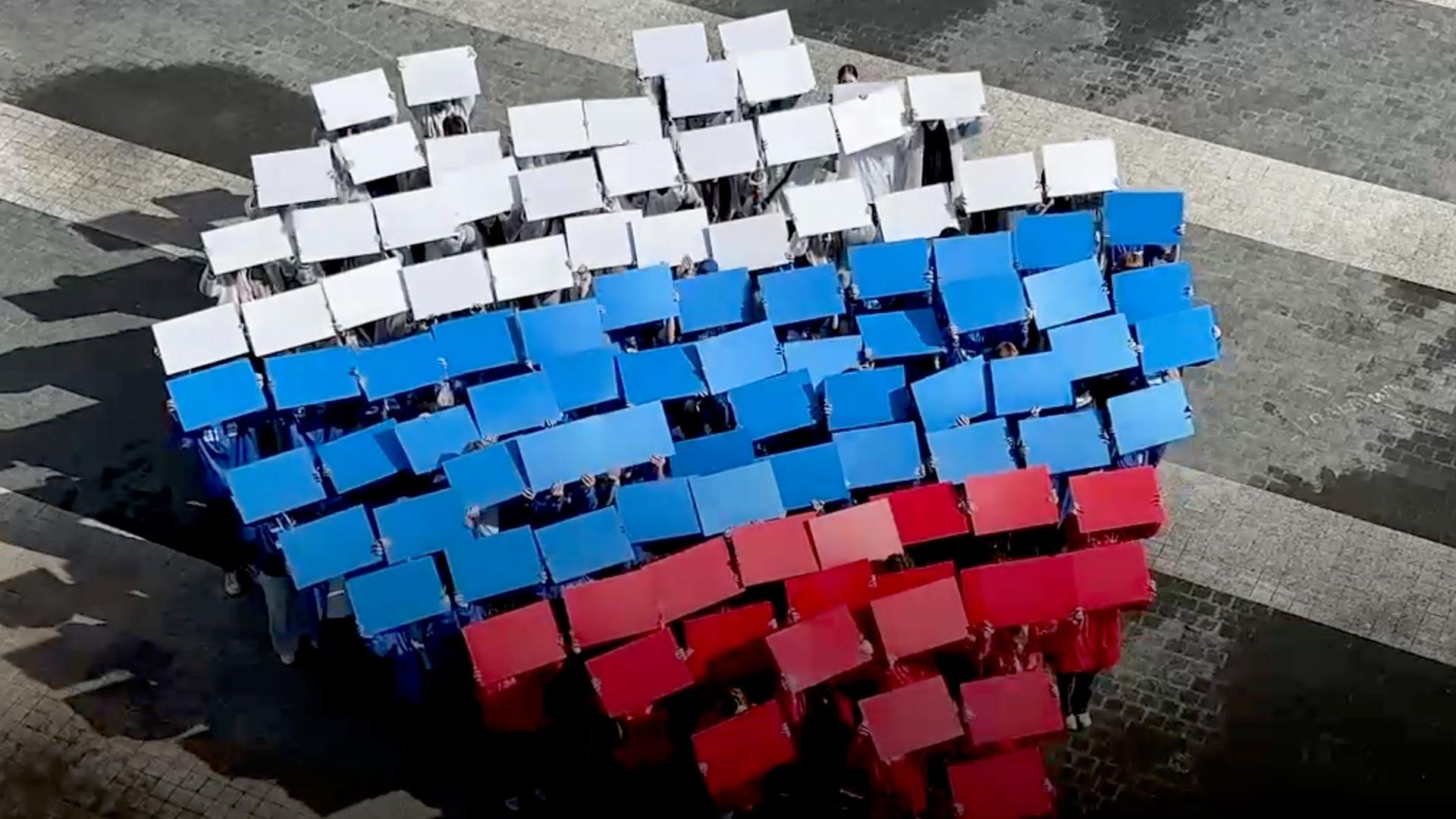 Пензенские молодежные организации выстроились в форме сердца цветов российского триколора по случаю празднования Дня Государственного флага Пензенские молодежные организации выстроились в форме сердца цветов российского триколора по случаю празднования Дня Государственного флага - РИА Новости, 1920, 22.08.2026